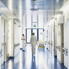 Bild eines Krankenhausflures mit einem Patienten