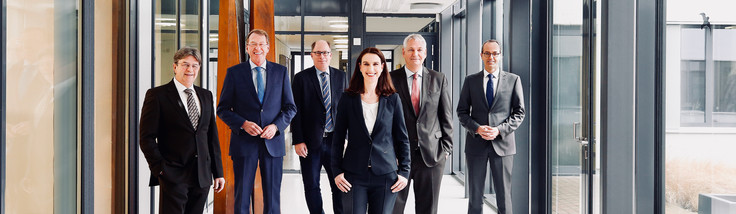 Foto des Senats des Niedersächsischen Landesrechnungshofs. Gruppenbild mit Präsidentin, Vizepräsident und vier weiteren männlichen Senatsmitgliedern.