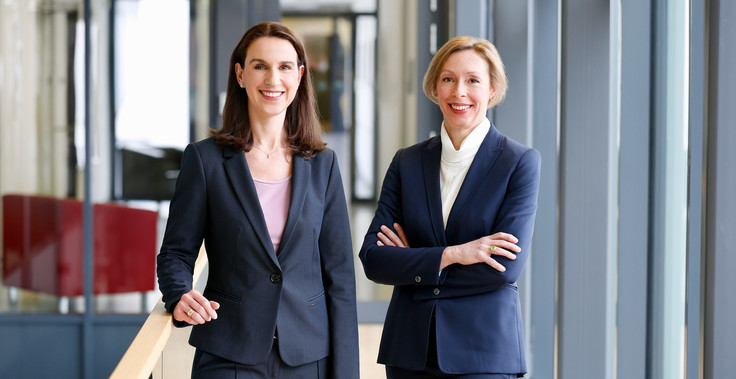 Foto von Dr. Sandra von Klaeden (Präsidentin des Niedersächsischen Landesrechnungshofs) und Heike Fliess (Abteilungsleiterin für Überörtliche Kommunalprüfung)