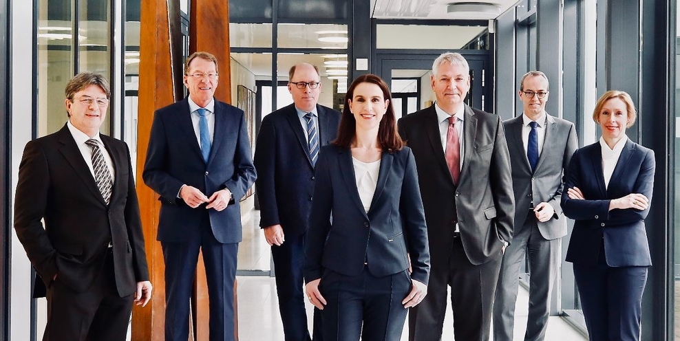 Foto der Leitungsebene des LRH, Gruppenbild mit Präsidentin, Vizepräsident, fünf männlichen Abteilungsleitern und einer weiblichen Abteilungsleiterin