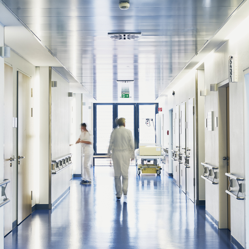 Bild eines Krankenhausflures mit einem Patienten